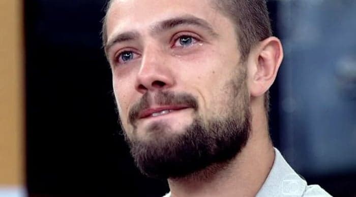 Após sofrer trauma, Rafael Cardoso pensa em abandonar a Globo e o Brasil