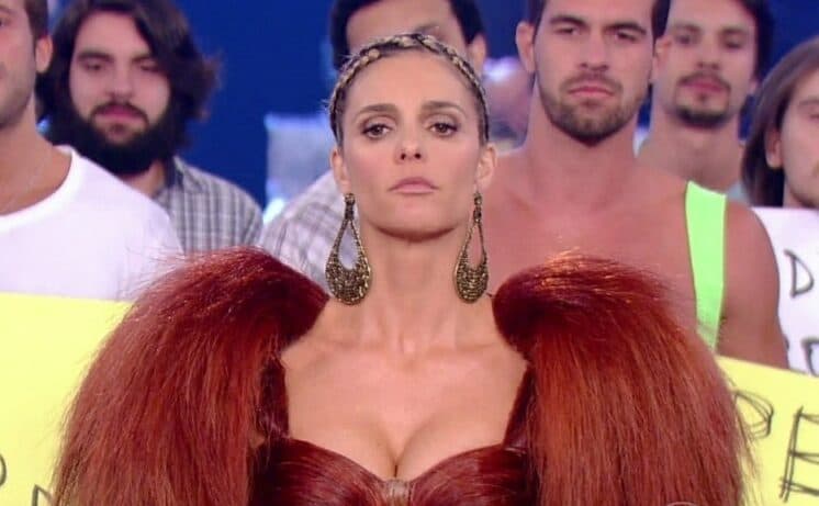 Fernanda Lima dispara a seguidor: "Vai ver A Fazenda, satanás"