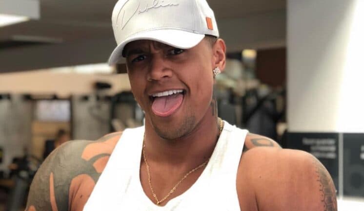 Leo Santana causa com foto sensual