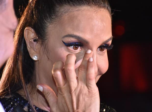Ivete Sangalo recebe homenagem, não segura as lágrimas e surpreende com desabafo