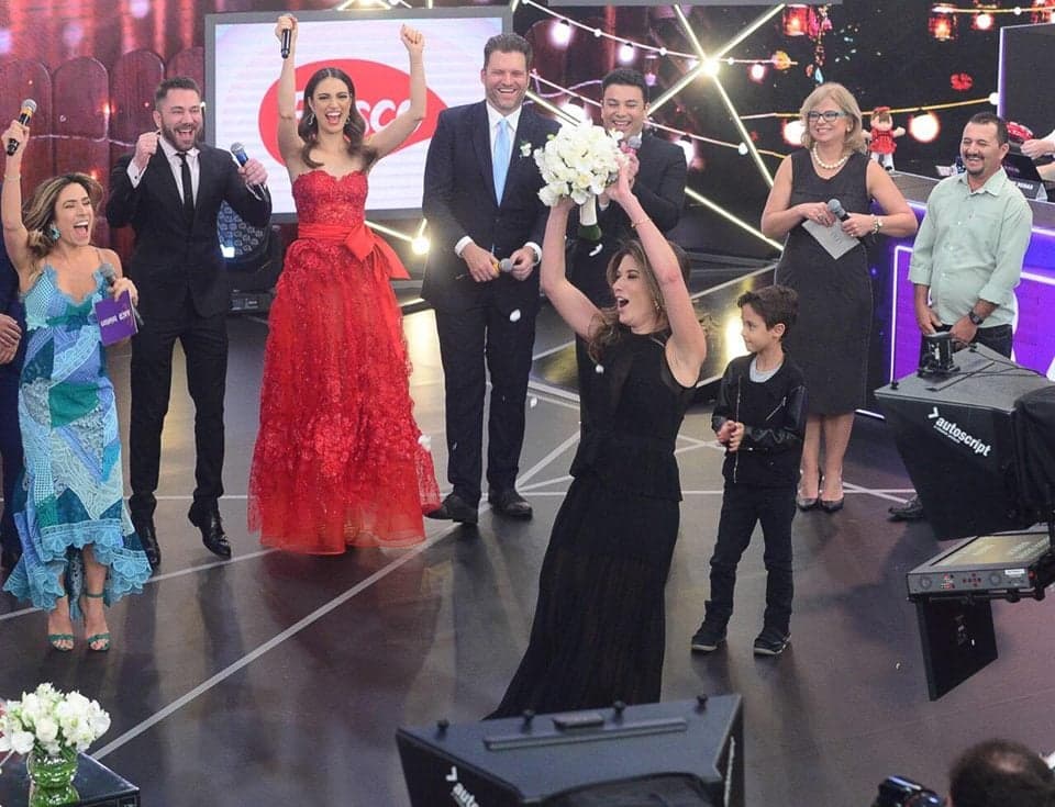 Rebeca Abravanel pega buquê no Teleton (Foto: AgNews) Rebeca Abravanel pega buquê no Teleton (Foto: AgNews)