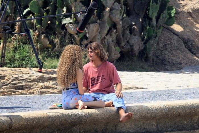 Rafael Vitti e Isabelle Drummond em gravação da novela Verão 90 no Rio (Foto: JC Pereira/Ag News)