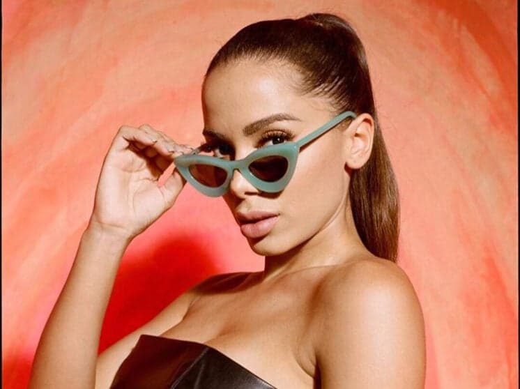 Ousada, Anitta faz show usando calça masculina e lingerie e valores das peças chamam atenção