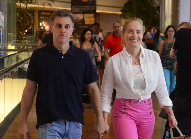 Luciano Huck flagra Angélica em trajes íntimos e elogia boa aparêcia da apresentadora