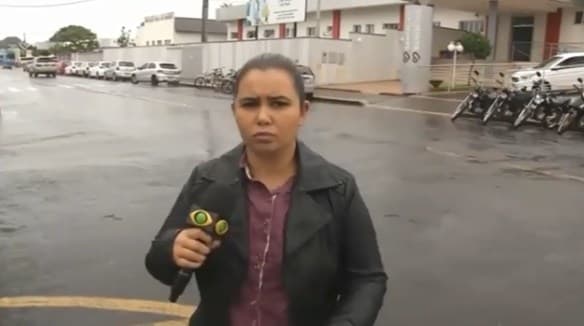 Ao vivo, repórter da Band leva susto, internautas não perdoam e brincam com a situação