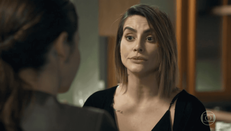 Cleo Pires volta à Sapucaí com look inusitado e faz revelação sobre festas de Noronha