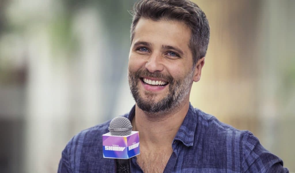 Bruno Gagliasso parabeniza funcionária, a chama de mãe e surpreende com declaração