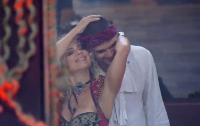 A Fazenda: Caique Aguiar e Catia Paganote trocam chamegos em festa e colegas ficam em choque