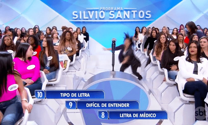 Desesperada, mulher corre para dar resposta certa e leva o maior tombo no Programa Silvio Santos