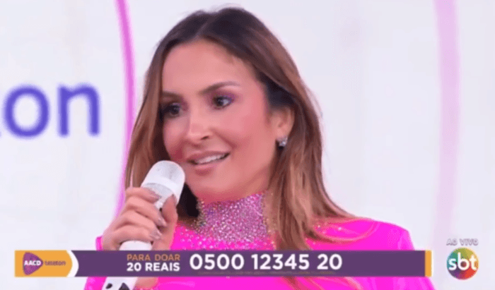 Claudia Leitte aceitou o convite para angariar doações ao Teleton 2018 (Foto: Reprodução/SBT) Claudia Leitte aceitou o convite para angariar doações ao Teleton 2018 (Foto: Reprodução/SBT)