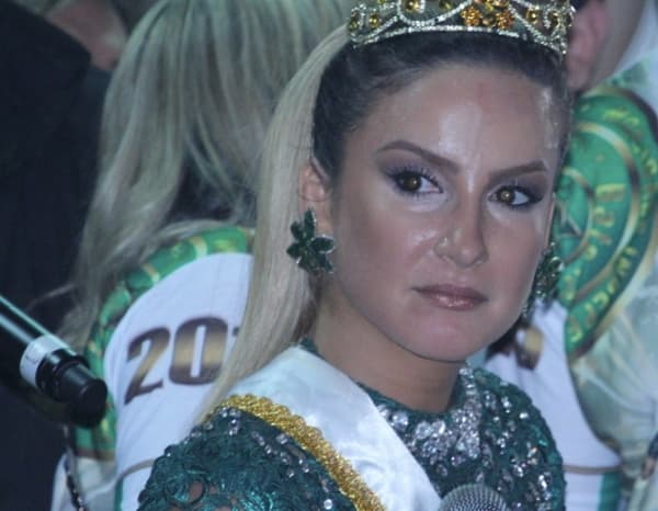 Claudia Leitte faz discurso de empoderamento