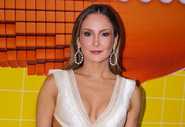 Claudia Leitte paga mico e é criticada por usar roupa sensual em premiação infantil