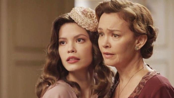 Cris (Vitória Strada) e Piedade (Julia Lemmertz) em Espelho da Vida (Foto: Divulgação/Globo)