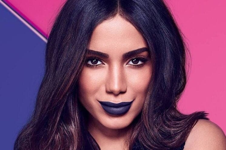 Em meio a polêmica, Anitta faz festão e conta com a presença de famoso ator internacional