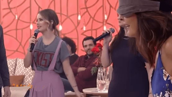 Sandy quebra o protocolo e engana Fátima Bernardes no Encontro