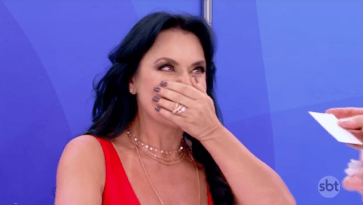 Apresentadora do SBT abre o jogo e fala sobre relacionamento com homem mais novo: "Se tem gente interessada, vamos dar um espaço"