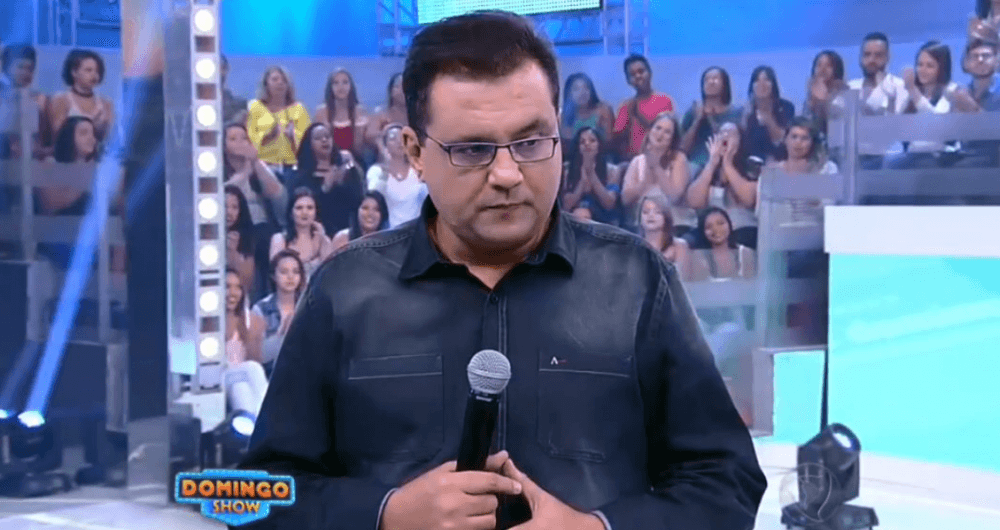 Geraldo Luís no comando do seu Vídeo Show (Foto: Reprodução/Record)