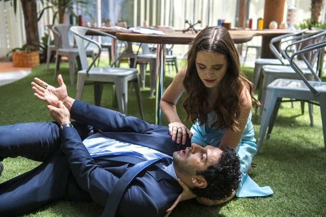 Marocas (Juliana Paiva) com Emílio (João Baldasserini), que morre após ser picado por cobra (Foto: Globo/Estevam Avellar) Marocas (Juliana Paiva) com Emílio (João Baldasserini), que morre após ser picado por cobra (Foto: Globo/Estevam Avellar)