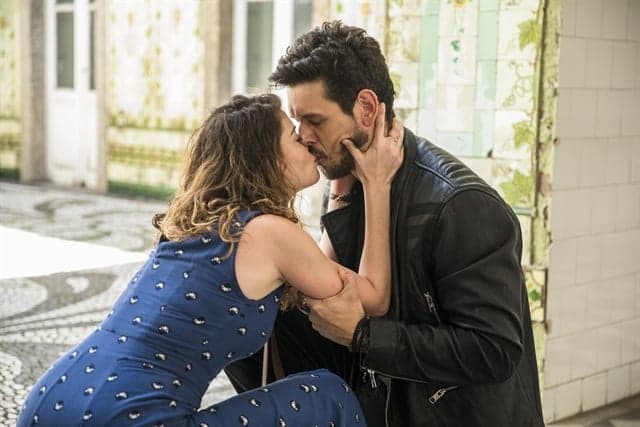 Espelho da Vida: Isabel beija Alain após confirmação de laço entre os dois