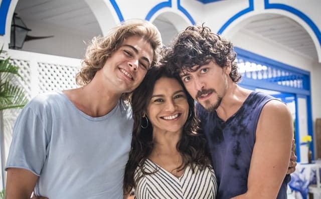 Dira Paes será mãe de astros mirins decadentes e rivais na novela das sete Verão 90