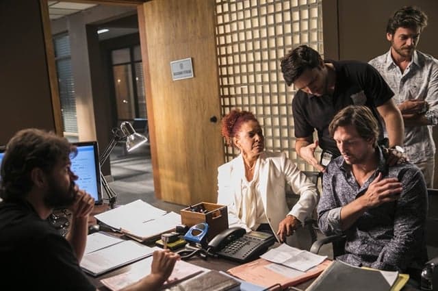 Segundo Sol: Remy se revela vivo à polícia e inocenta Luzia