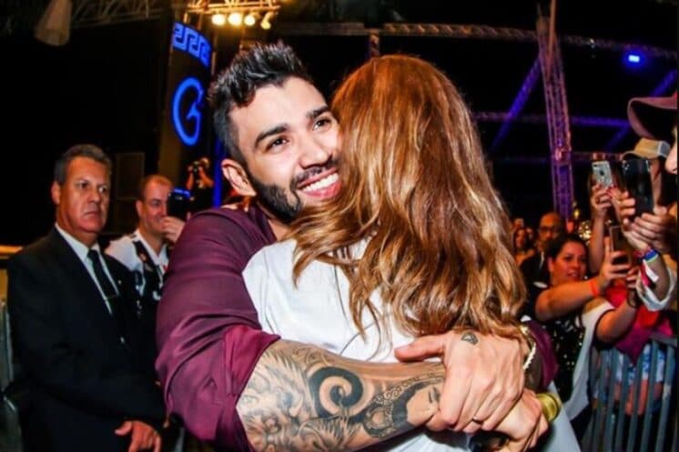 Gusttavo Lima acaba se emocionando, põe a mão no bolso e doa alto valor para fã durante show