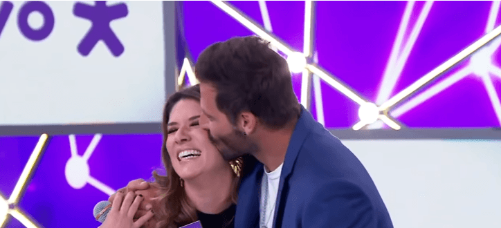 E o Henri Castelli? Rebeca Abravanel faz a fila andar e é vista com famoso jogador