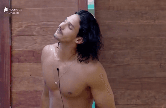 A Fazenda: João Zoli imita Marilyn Monroe para Sertanejo e Catia Paganote dispara: 'Você é um viado com força'