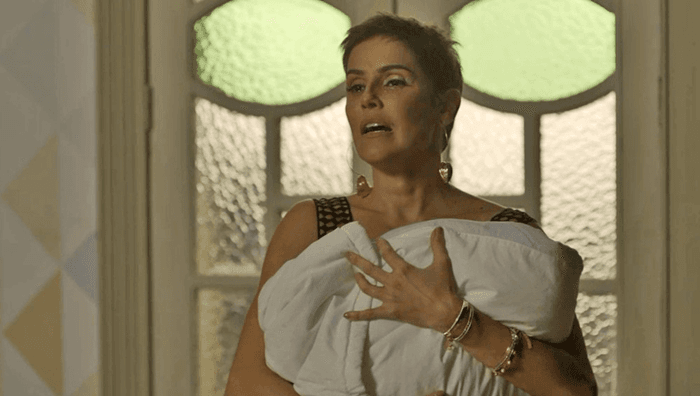 Karola (Deborah Secco) surta no sequestro do bebê de Rosa (Letícia Colin) (Foto: Divulgação/Globo)