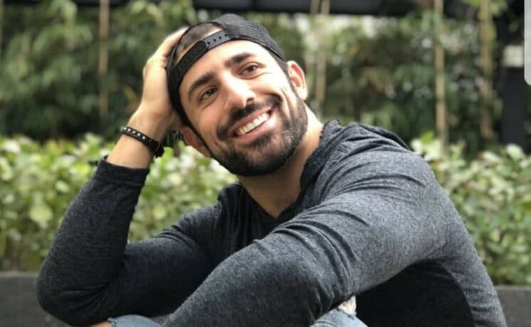 Ex-BBB Kaysar celebra primeiro Natal em família após 7 anos e cai no choro