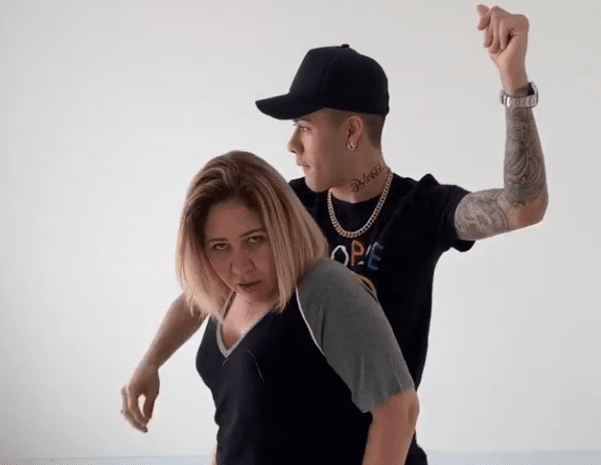 Perdeu a vergonha: Mãe de Kevinho vai até o chão ao lançar novo hit do funkeiro