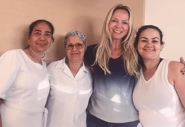 Eliana completa 45 anos e funcionárias tomam atitude inesperada com a família