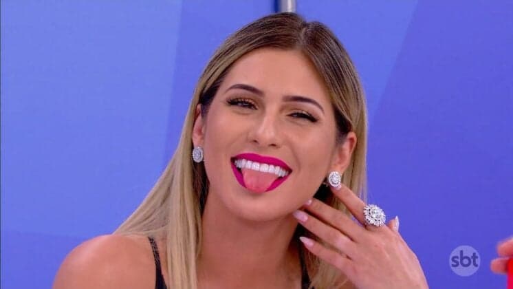 Após polêmica, Lívia Andrade rebate título de "amante" e apresenta o marido ao vivo no Fofocalizando do SBT
