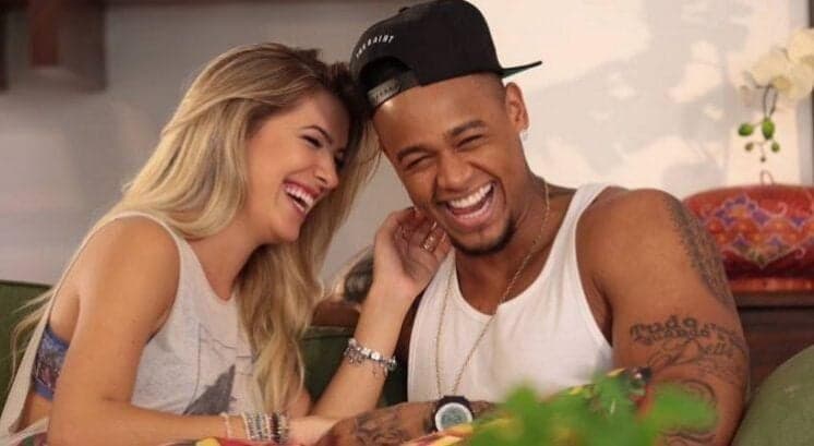 Grávida? Lore Improta publica foto com bebê e Leo Santana abre o jogo