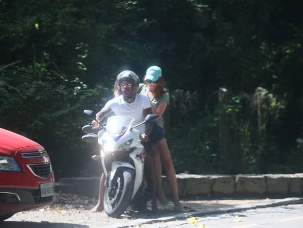 Nego do Borel curte praia no Rio (Foto: AgNews) Nego do Borel curte praia no Rio (Foto: AgNews)