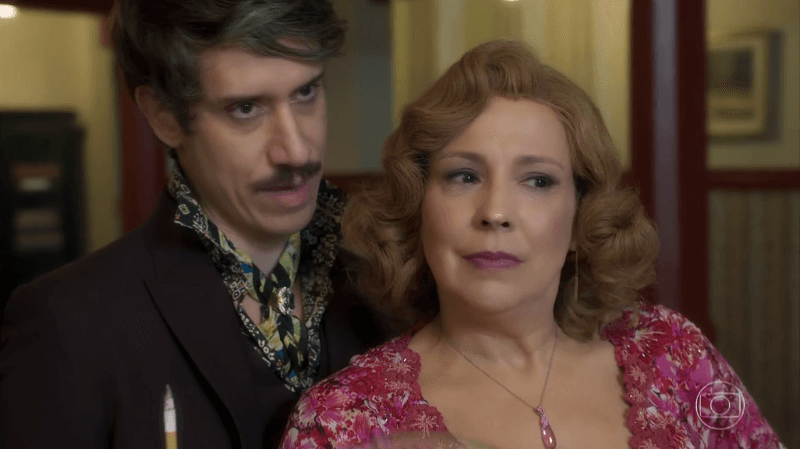 Ondina (Ana Beatriz Nogueira) e Adamastor (Theodoro Cochrane) em O Sétimo Guardião (Foto: Reprodução/Globo)