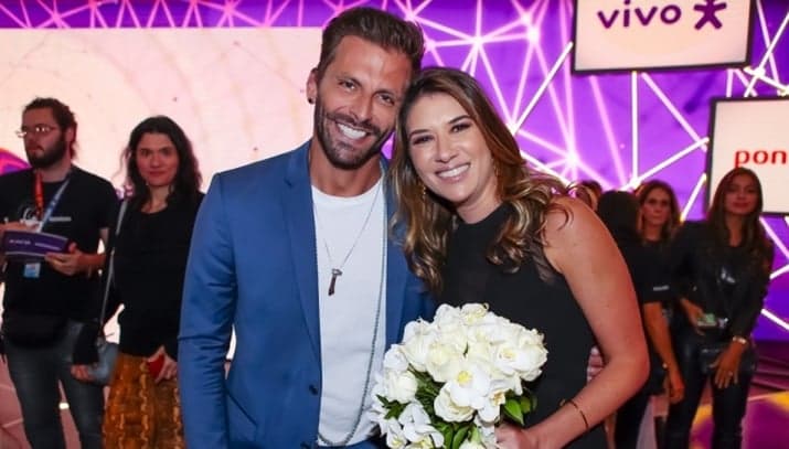 Henri Castelli surpreende e convida Rebeca Abravanel para sair; confira