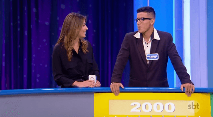 De novo? Rebeca Abravanel recebe cantada no palco de programa no SBT e dá resposta para rapaz