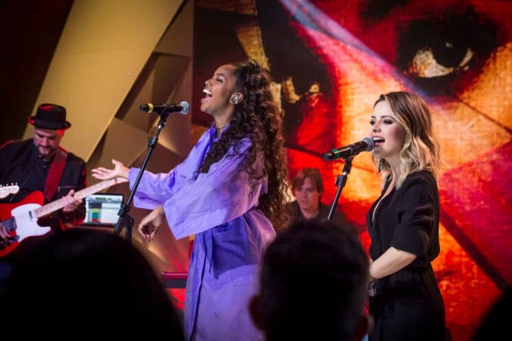 Sandy e Iza apresentam parceria no palco do Fantástico