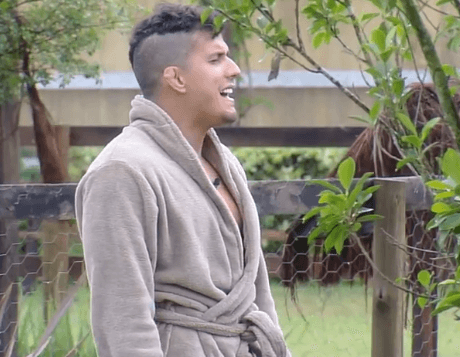 A Fazenda: Felipe Sertanejo surpreende e diz que deixará a luta para virar cantor