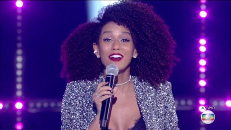 Na grande final do PopStar, Taís Araújo usa acessórios com diamantes e chama atenção