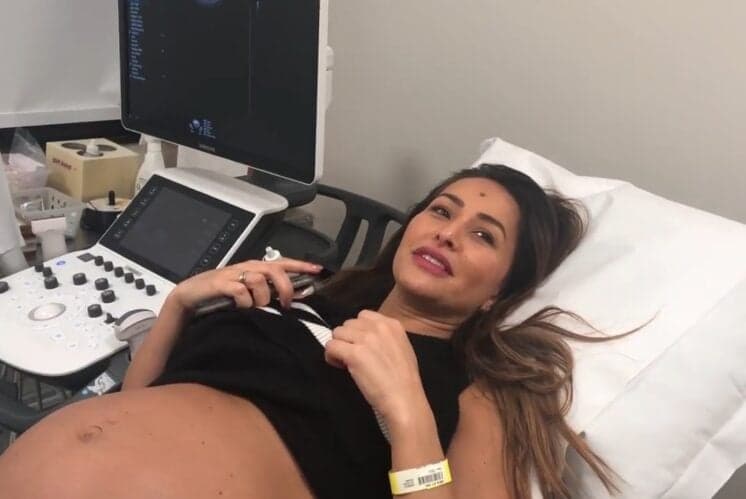 Confirmado: Bolsa de Sabrina Sato estoura e Zoe está prestes a nascer