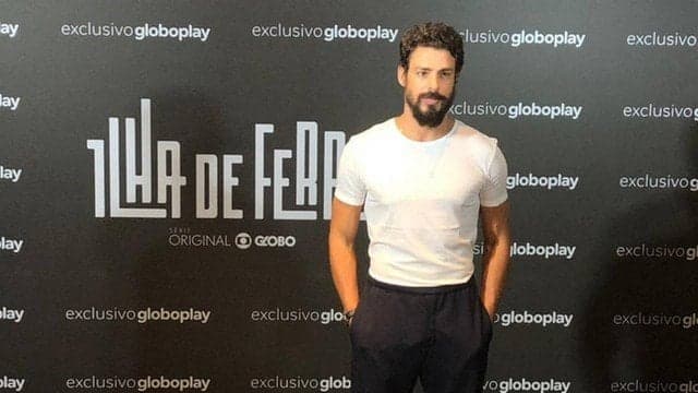 Com os dentes sujos, Cauã Reymond fica constrangido e explica situação
