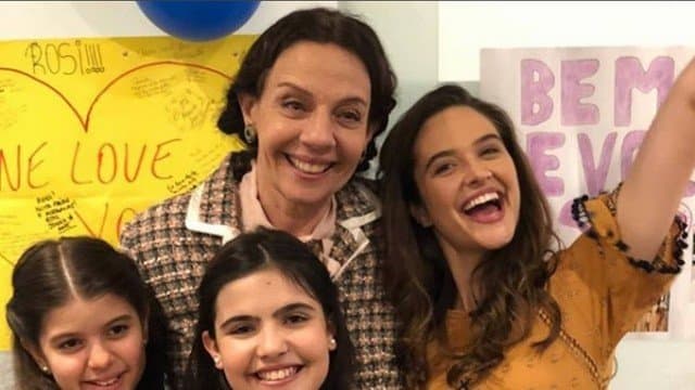 Após três semanas afastada, Rosi Campos retorna triunfal e equipe de O Tempo Não Para faz surpresa