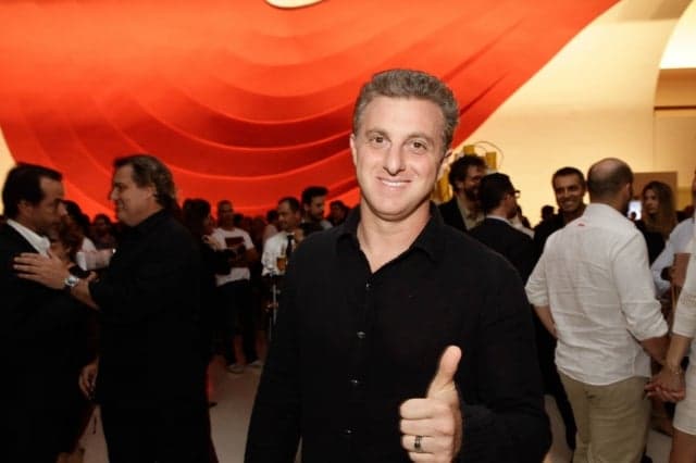 Próximo da política, Luciano Huck não tem inovado muito no Caldeirão