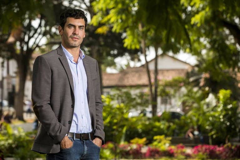 Sedutor em Espelho da Vida, Nikolas Antunes assume romance com atriz de Malhação