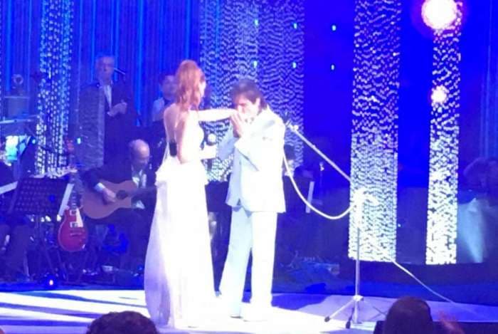 Em tom de brincadeira, Roberto Carlos ''xaveca'' Marina Ruy Barbosa durante gravação de especial