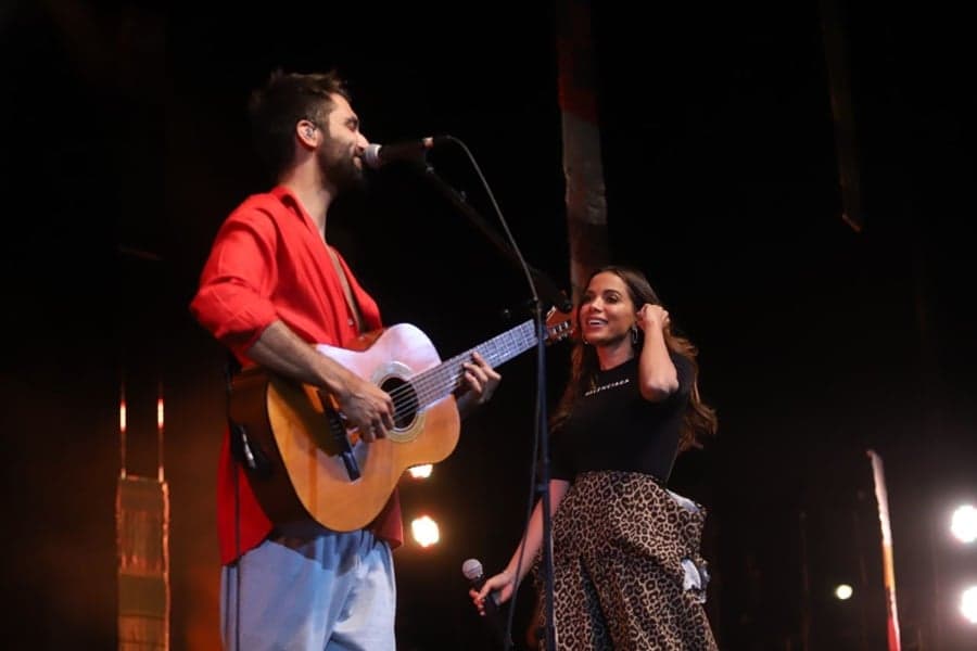 Cantor Silva faz show no Rio com participação de Anitta, que é agarrada por fã