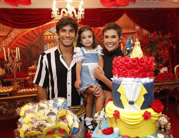 Xuxa canta parabéns ao vivo em festa de aniversário da filha de Deborah Secco