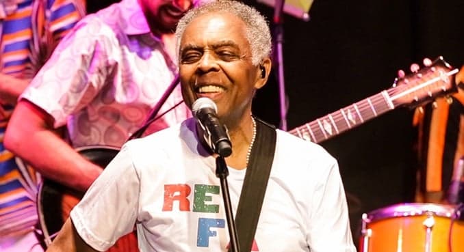 Em clima natalino, Bela Gil registra momento fofo entre avô Gilberto Gil e neto
